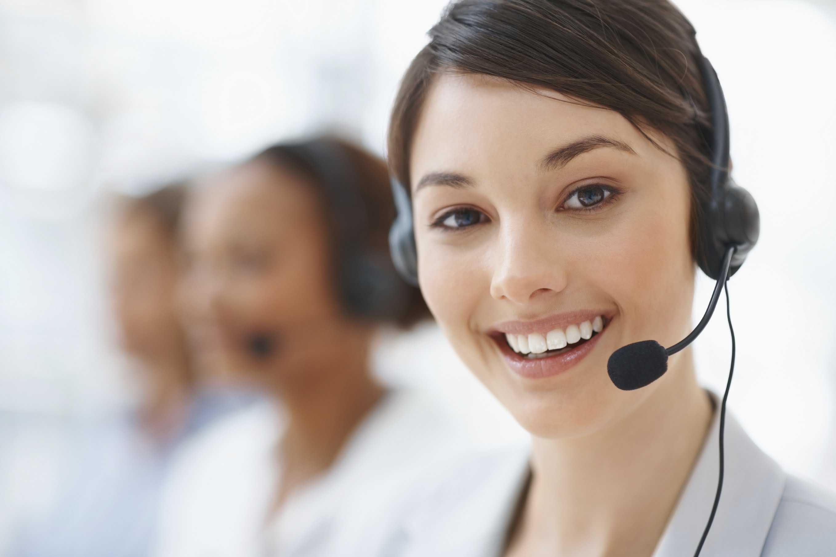 Customer support operator InteliExpress